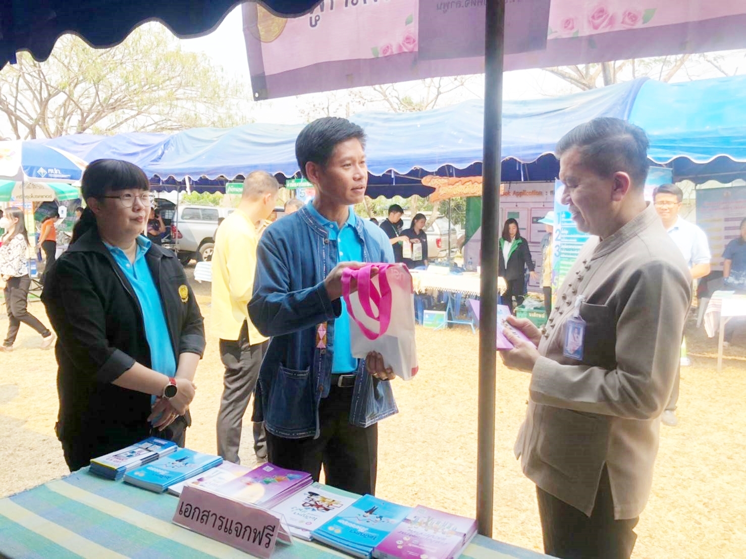 ﻿สำนักงานบังคับคดีจังหวัดลำพูน ร่วมโครงการ “หน่วยบำบัดทุกข์ บำรุงสุข สร้างรอยยิ้มให้ประชาชน”